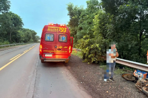 Mulher morre após cair de ribanceira de 5 metros em acidente com moto na BR-262